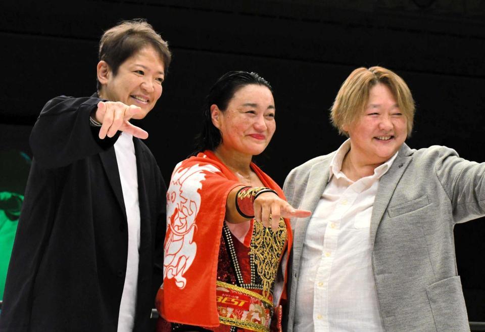 　里村（中央）の引退セレモニーに駆けつけた師匠の長与千種（右）とライオネス飛鳥