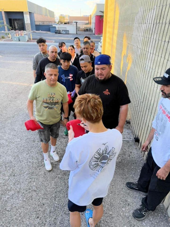 　現地調整での練習後、ジムの外に集まったファンにサインする井上尚弥（手前）＝大橋ジム提供