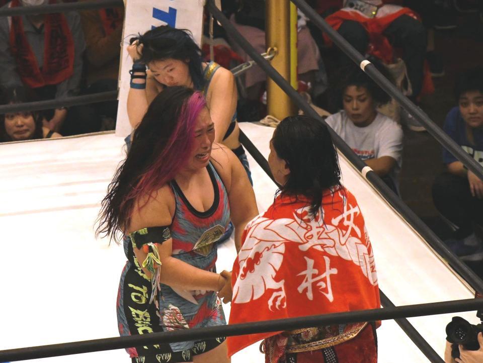 　師匠の里村明衣子（右）の引退試合の対戦相手を務め、試合後に感謝を込める橋本千紘＝２９日