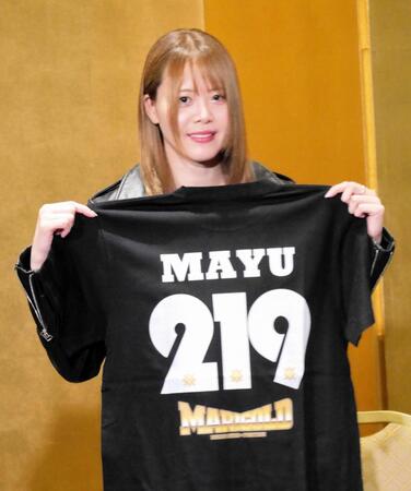 　自身の背番号が入ったマリーゴールドＴシャツを手にする岩谷麻優