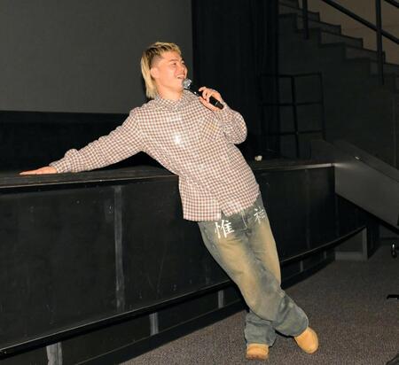 　トークショーでリラックスした様子を見せる那須川天心（撮影・堀内翔）