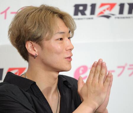 　会見するウザ強ヨシヤ（撮影・吉澤敬太）