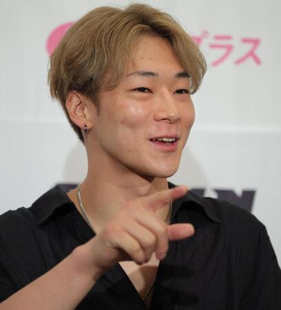 　会見するウザ強ヨシヤ（撮影・吉澤敬太）