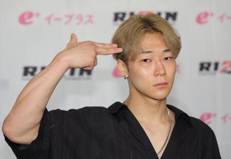 　会見後、ポーズを決めるウザ強ヨシヤ（撮影・吉澤敬太）