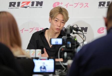 　報道陣の前で会見するウザ強ヨシヤ（撮影・吉澤敬太）