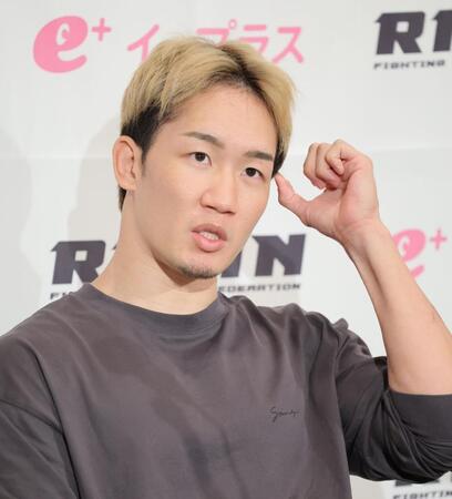 　会見する朝倉未来（撮影・吉澤敬太）