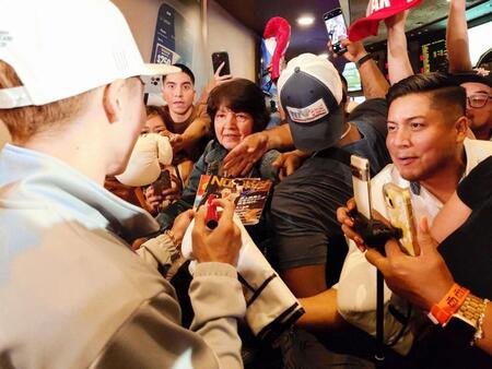 　ＭＧＭグランドでの公式イベントで、殺到した現地ファンにサインする井上尚弥（左）＝大橋ジム提供