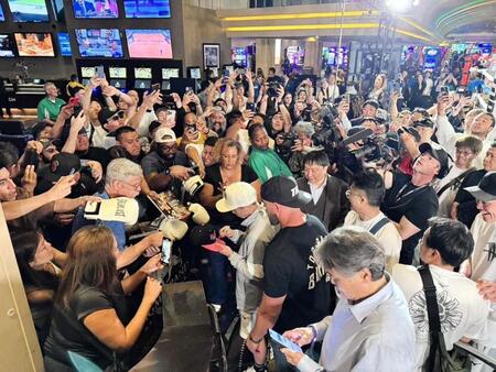 　ＭＧＭグランドでの公式イベントで、殺到した現地ファンにサインする井上尚弥＝大橋ジム提供