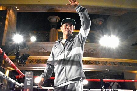 　特設リング上で観客の声援に応える世界スーパーバンタム級主要４団体統一王者の井上尚弥（共同）