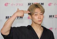 　会見後、ポーズを決めるウザ強ヨシヤ（撮影・吉澤敬太）