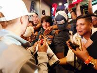 　ＭＧＭグランドでの公式イベントで、殺到した現地ファンにサインする井上尚弥（左）＝大橋ジム提供