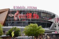 　世界スーパーバンタム級主要４団体統一王者の井上尚弥と「怪物」の文字が映されたＴモバイル・アリーナ（共同）