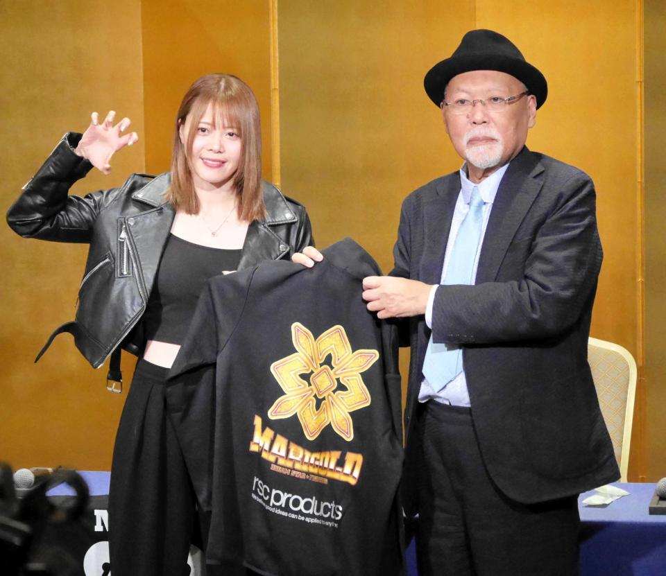 　マリーゴールドに入団した岩谷麻優とロッシー小川代表＝都内