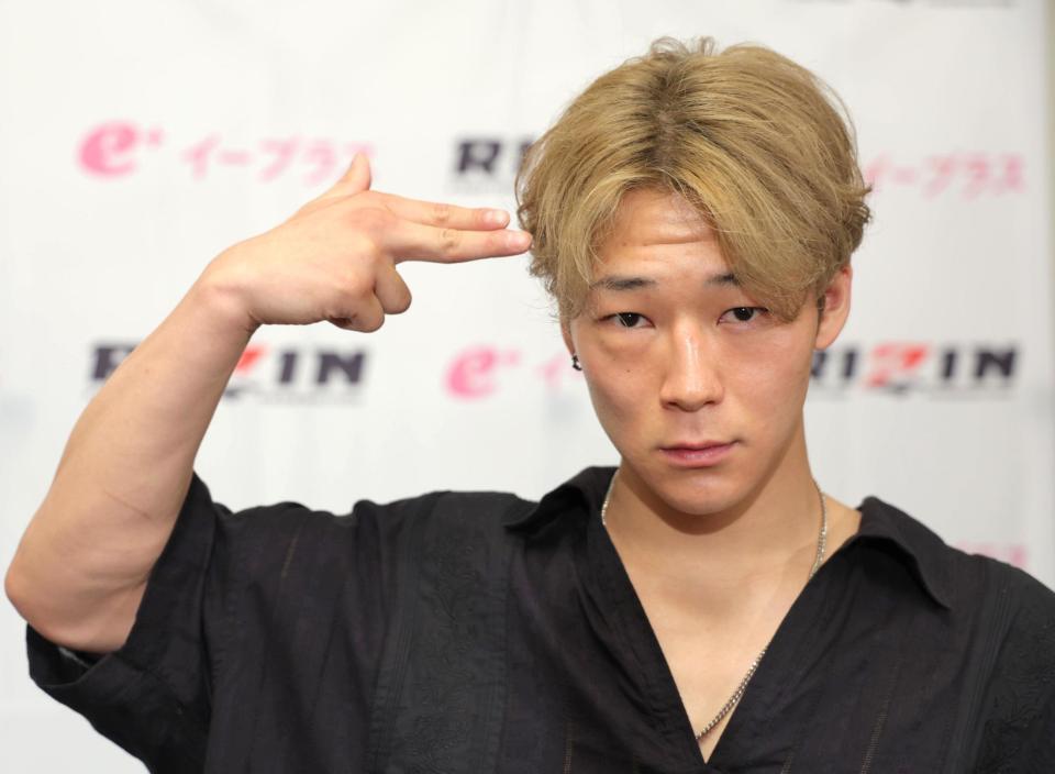 　会見後、ポーズを決めるウザ強ヨシヤ（撮影・吉澤敬太）