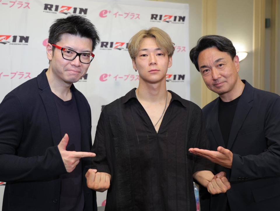 　鈴木芳彦アナウンサー（左）、長坂哲夫アナウンサー（右）のフジテレビ出身の２人から激励されるウザ強ヨシヤ（中央）＝撮影・吉澤敬太