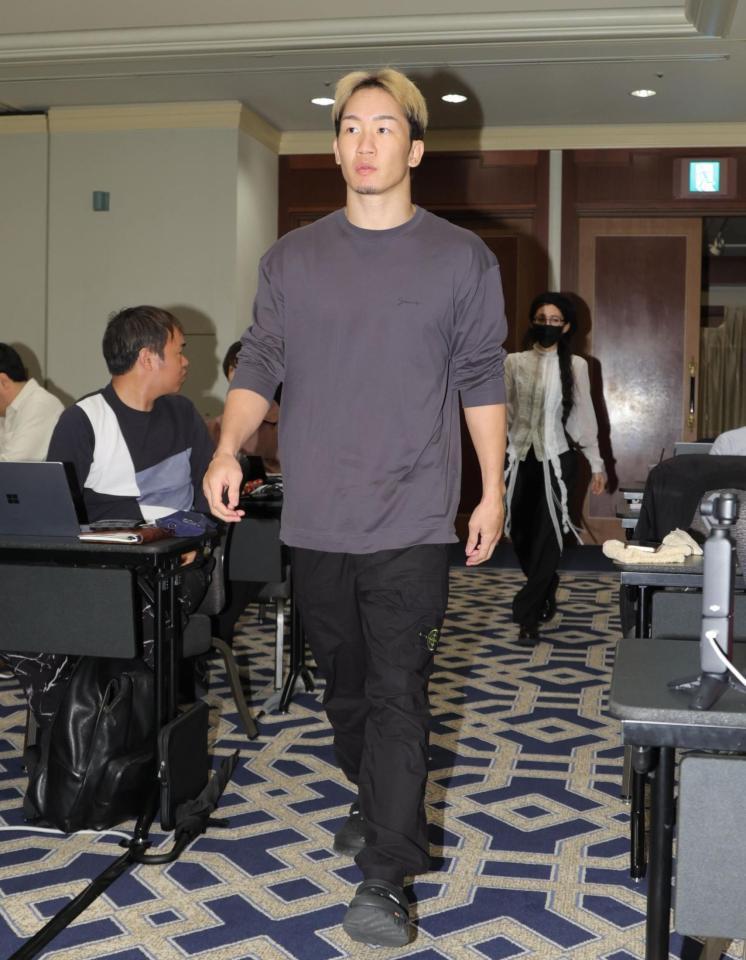 　会見に登場した朝倉未来（撮影・吉澤敬太）