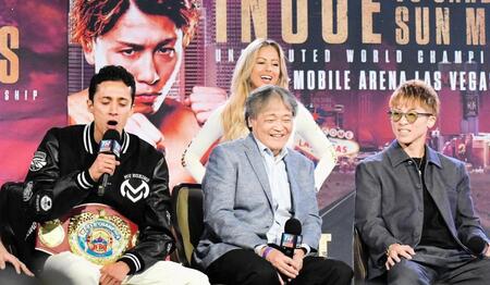 　会見に同席した世界王者エスピノサ（左端）が突然アカペラで歌い出し、表情を崩す井上尚弥（右端）