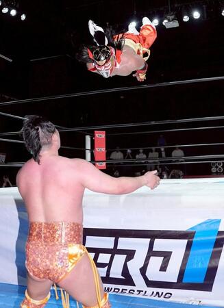 　朱鷺裕基にトペ・コンヒーロを発射するハヤブサ