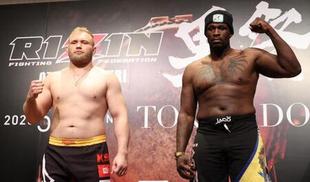 　ポーズをとるダニエル・ジェームス（右）とマレク・サモチュク