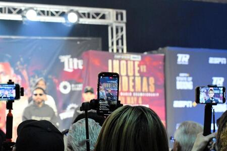 　試合２日前の公式会見で、メディア席からは主役の井上尚弥に無数のスマートフォンのカメラが向けられた