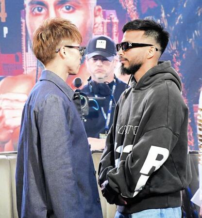 　試合２日前の公式会見に出席し、フェースオフを行う井上尚弥（左）と挑戦者ラモン・カルデナス