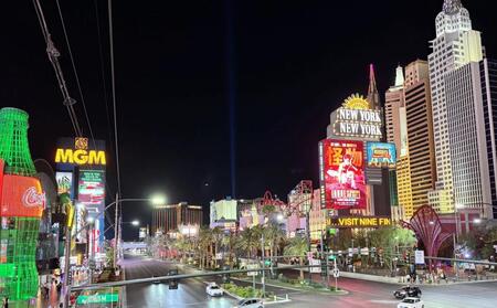 　人通りの多い週末夜のラスベガス市街で巨大な電光掲示板に「怪物」井上尚弥の広告が映る