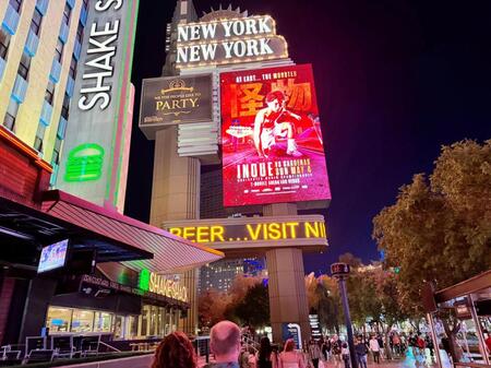 　人通りの多い週末夜のラスベガス市街で巨大な電光掲示板に「怪物」井上尚弥の広告が映る