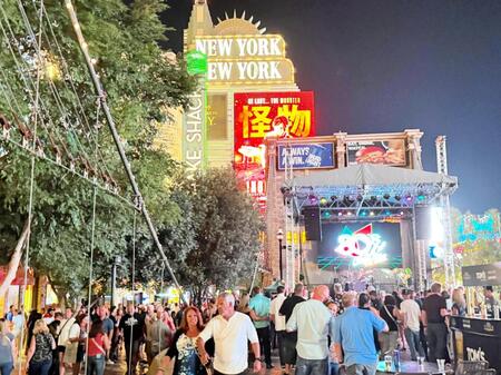 　人通りの多い週末夜のラスベガス市街で巨大な電光掲示板に「怪物」井上尚弥の広告が映る