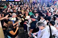 　ＭＧＭグランドでの公式イベントで、殺到した現地ファンにサインする井上尚弥（中央）＝大橋ジム提供