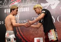 　計量をクリアし握手をる朝倉未来（左）と鈴木千裕