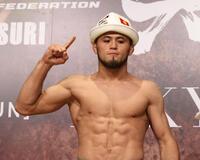 　計量をパスしたラジャプアリ・シェイドウラエフ