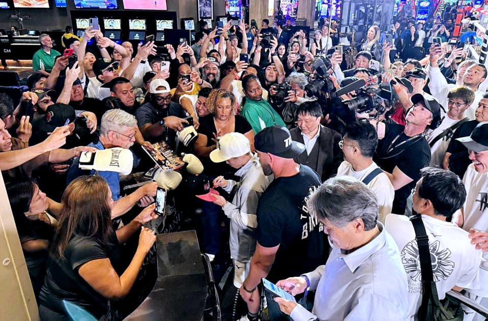 　ＭＧＭグランドでの公式イベントで、殺到した現地ファンにサインする井上尚弥（中央）＝大橋ジム提供