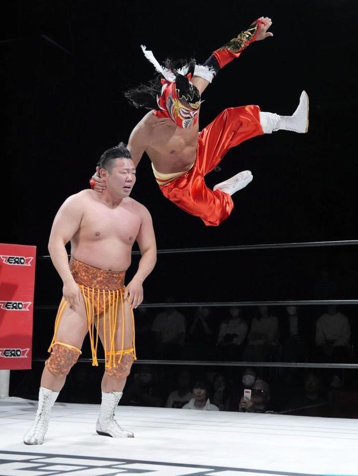 　朱鷺裕基に華麗な空中技を仕掛けるハヤブサ