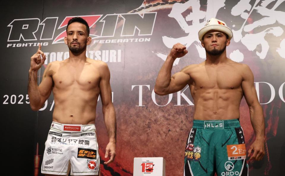 　ポーズをとるラジャプアリ・シェイドウラエフ（右）とクレベル・コイケ