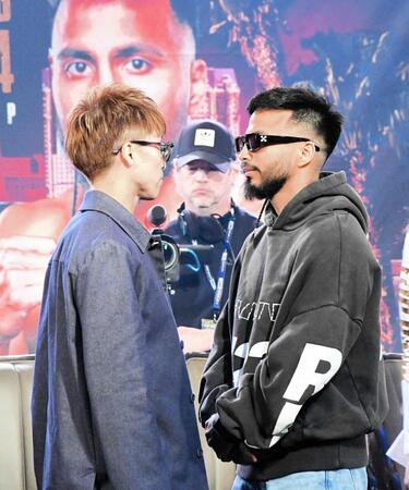 　フェースオフを行う井上尚弥（左）と挑戦者ラモン・カルデナス