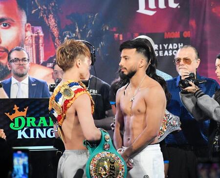 　前日計量をクリアし、フェースオフを行う井上尚弥（左）と挑戦者ラモン・カルデナス＝米ラスベガス