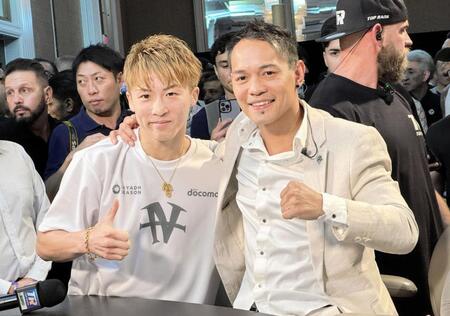 　計量クリア後、元５階級制覇王者ノニト・ドネア（右）と再会した井上尚弥
