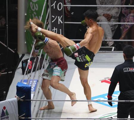 　２回、朝久泰央（右）の蹴りがウザ強ヨシヤの顔面をとらえる（撮影・佐々木彰尚）