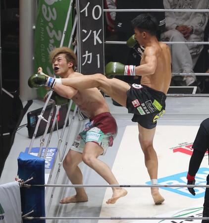 　２回、ウザ強ヨシヤ（左）に蹴りを浴びせた朝久泰央（撮影・佐々木彰尚）