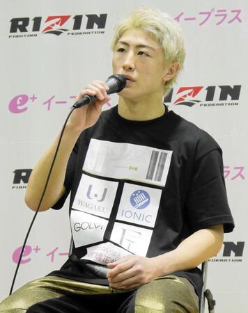 　試合後の会見に臨む冨澤大智