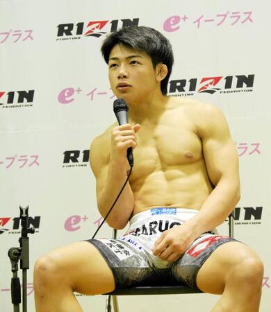 　試合後の会見に臨むヒロヤ