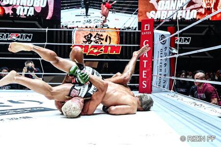 　サバテロを投げにいったが顔から打ちつけられる太田忍ⓒＲＩＺＩＮ　ＦＦ