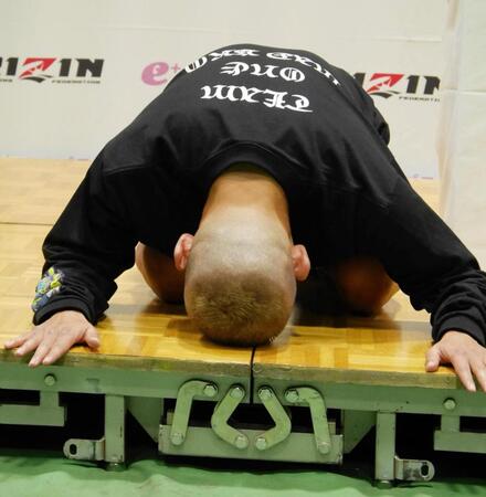 【写真】皇治の土下座がお手本のよう　ＫＯされずフェラーリでご帰宅