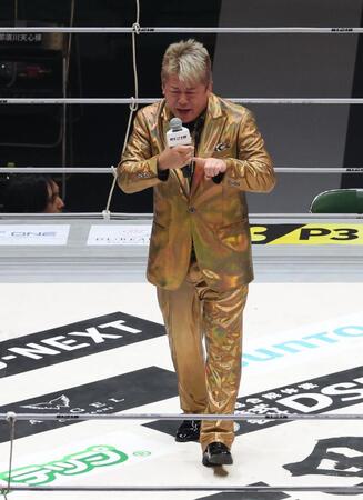 　歌う堀江貴文氏（撮影・佐々木彰尚）