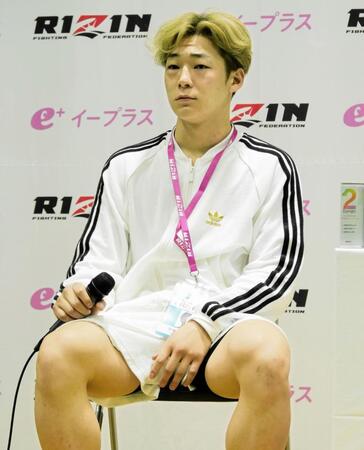 　試合後の会見に臨むウザ強ヨシヤ