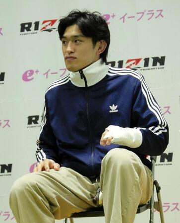 　試合後の会見に臨む桜庭大世