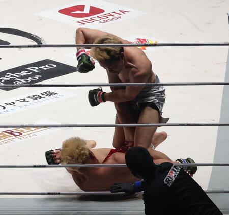 　１回、鈴木千裕（下）を攻める朝倉未来（撮影・佐々木彰尚）