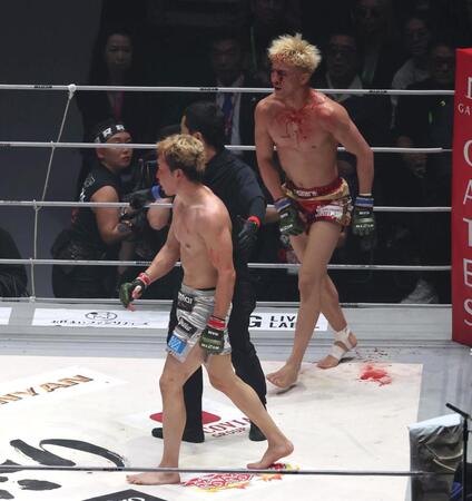 　３回、鈴木千裕（右）が出血し試合が中断。ニュートラルに向かう朝倉未来（撮影・佐々木彰尚）