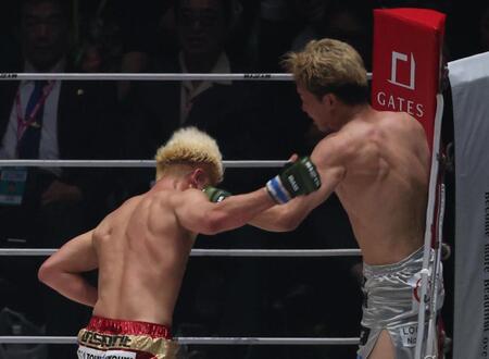 　３回、鈴木千裕（左）を攻める朝倉未来（撮影・佐々木彰尚）