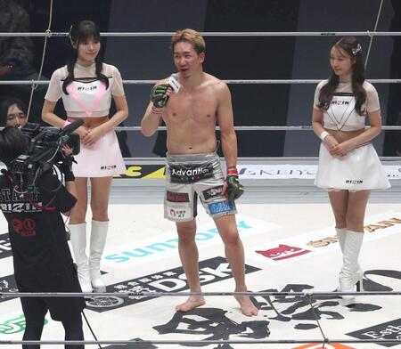 　ファンにあいさつをする朝倉未来（撮影・佐々木彰尚）